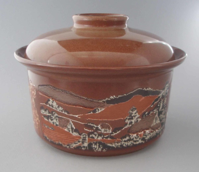Casserole and lid - trial; Crown Lynn Potteries Limited; 1984-1988; 2009.1.1192.1-2 Casserole and lid - trial; Crown Lynn Potteries Limited; 1984-1988; 2009.1.1192.1-2