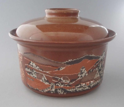 Casserole and lid - trial; Crown Lynn Potteries Limited; 1984-1988; 2009.1.1192.1-2