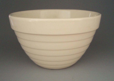 Basin; Crown Lynn Potteries Limited; 1955-1989; 2008.1.578