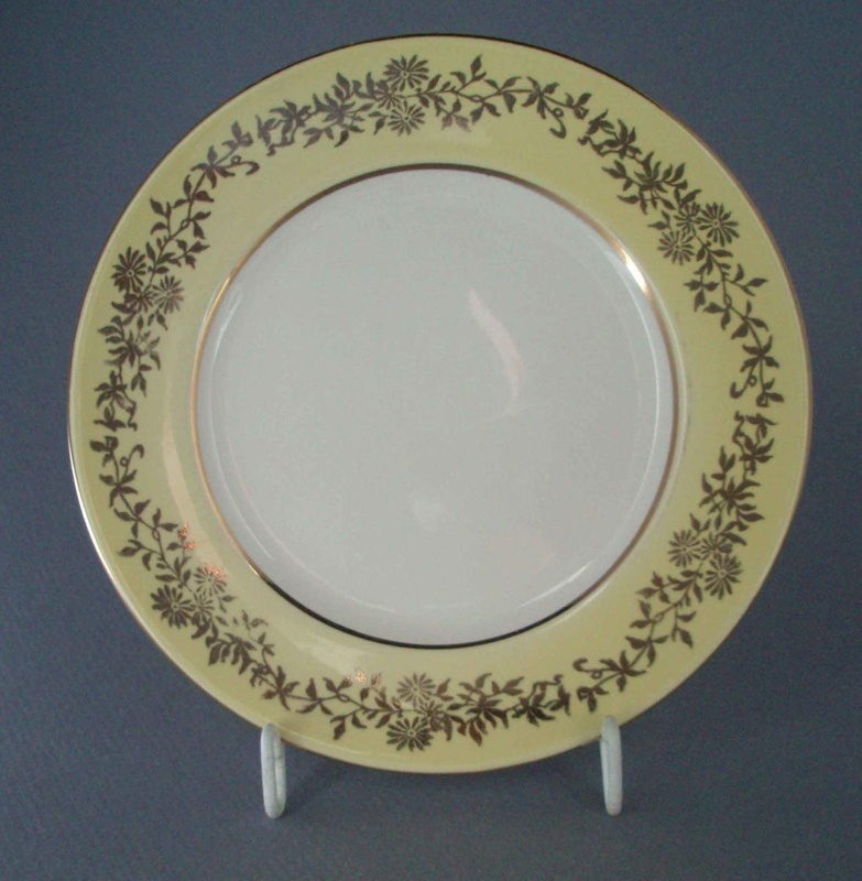 Bread and butter plate - floral; Crown Lynn Potteries Limited; 1955-1970; 2008.1.1032 Bread and butter plate - floral; Crown Lynn Potteries Limited; 1955-1970; 2008.1.1032