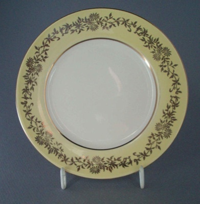 Bread and butter plate - floral; Crown Lynn Potteries Limited; 1955-1970; 2008.1.1032