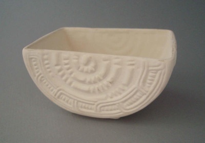 Box base - bisque; Crown Lynn Potteries Limited; 1980-1989; 2008.1.401