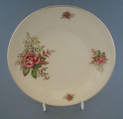 Cake plate - floral; Crown Lynn Potteries Limited; 1948-1955; 2009.1.1108