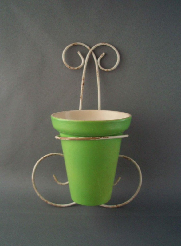 Vase and wall bracket; Crown Lynn Potteries Limited; 1950-1975; 2008.1.874.1-2