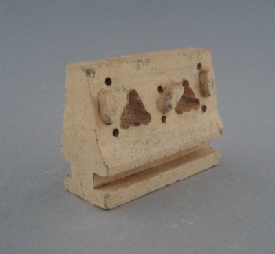 Electrical fitting; Crown Lynn Technical Ceramics Limited; 1940-1965; 2009.1.1298