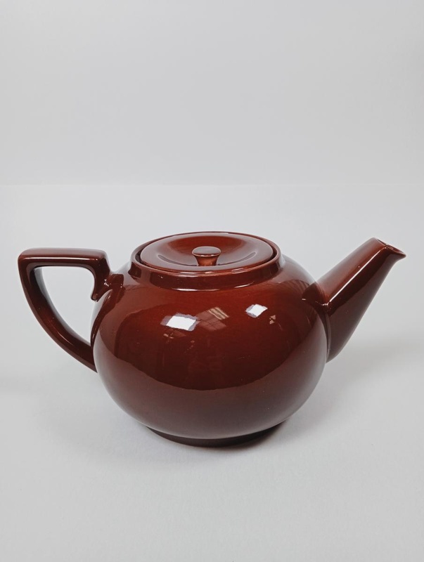 Tea pot shape 830/6; Crown Lynn Potteries Limited; 1955-1965; 2016.48.96