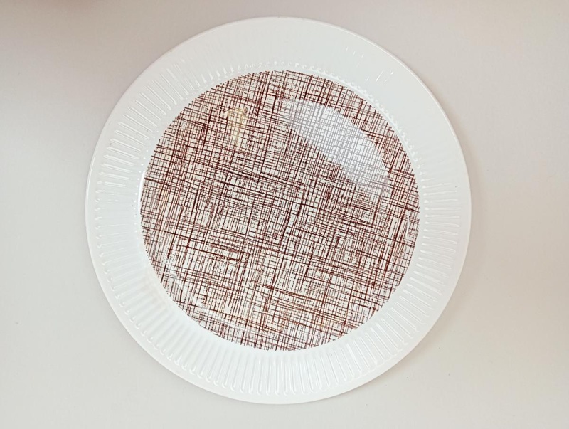 Dinner Plate - Horizon; Crown Lynn Potteries Limited; 1970s; 2016.48.138 Dinner Plate - Horizon; Crown Lynn Potteries Limited; 1970s; 2016.48.138