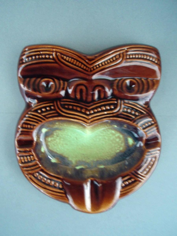 Ashtray - tiki shape; Crown Lynn Potteries Limited; 1945-1952; 2008.1.197