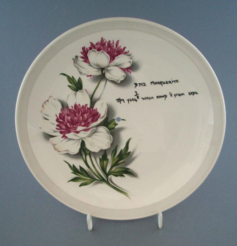 Cake plate - Marguerite pattern sample; Crown Lynn Potteries Limited; 1958-1965; 2009.1.1104 Cake plate - Marguerite pattern sample; Crown Lynn Potteries Limited; 1958-1965; 2009.1.1104