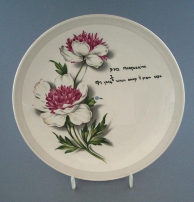 Cake plate - Marguerite pattern sample; Crown Lynn Potteries Limited; 1958-1965; 2009.1.1104