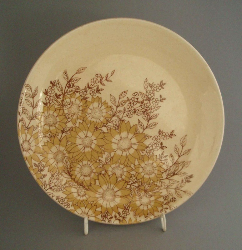 Dinner plate - Devon pattern; Crown Lynn Potteries Limited; 1979-1982 ...