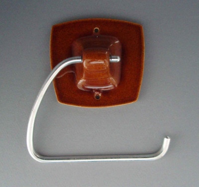 Toilet roll holder; Crown Lynn Technical Ceramics Limited; 1968-1988; 2008.1.1336