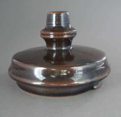 Coffee pot lid; Luke Adams Pottery Limited; 1970-1975; 2008.1.1167