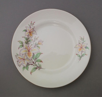 Bread and butter plate - Fantasy; Crown Lynn Potteries Limited; 1950-1962; 2016.48.101