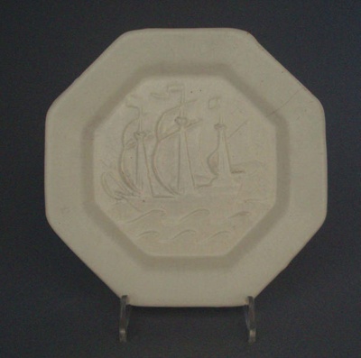 Ashtray - ship; Crown Lynn Potteries Limited; 1950-1965; 2008.1.2632