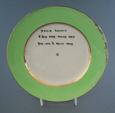 Cake plate -  Suffolk pattern sample; Crown Lynn Potteries Limited; 1958-1965; 2009.1.1095