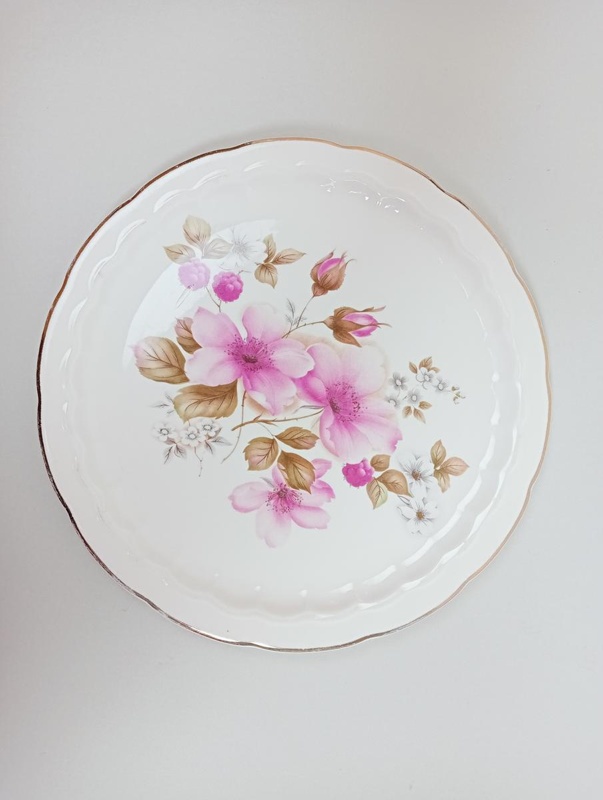 Luncheon plate - fine giftware; Crown Lynn Potteries Limited; 1980s; 2016.48.126