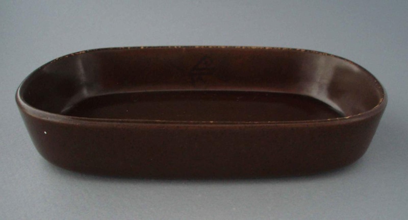 Casserole dish - Air New Zealand; Crown Lynn Potteries Limited; 1972-1980; 2009.1.965 Casserole dish - Air New Zealand; Crown Lynn Potteries Limited; 1972-1980; 2009.1.965