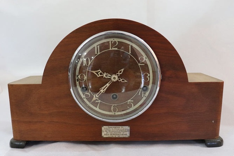Mantel clock; Enfield Clock Co.; ca. 1949; HM 00886 on NZ Museums