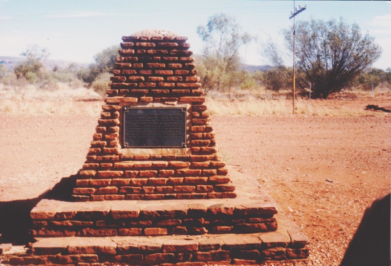 photograph-dead-centre-of-australia-monument-rourke-les-1986