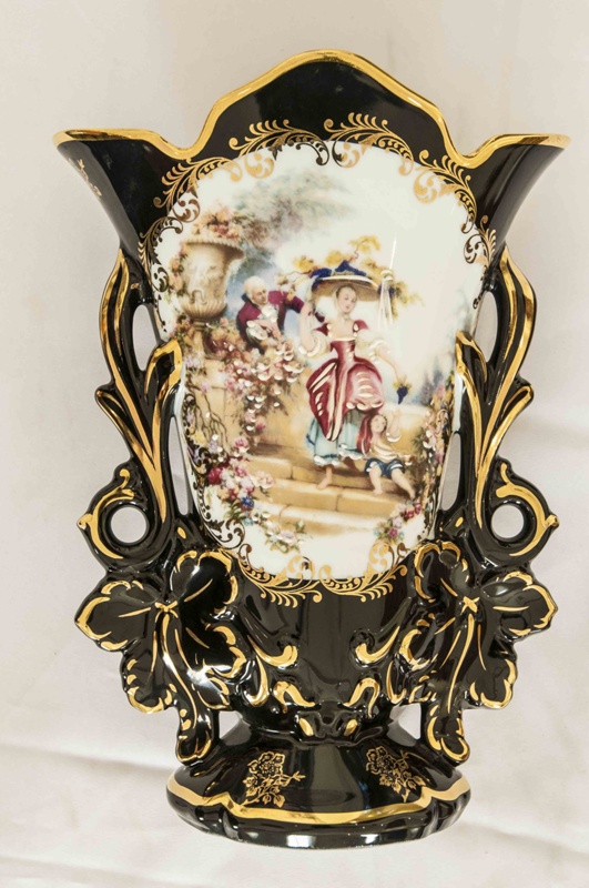 Vase, black and gold porcelain Limoges; Limoges; 88.22 eHive