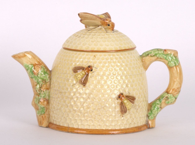 Novelty Beehive Teapot; Marutomoware; 1930s; 123 | eHive