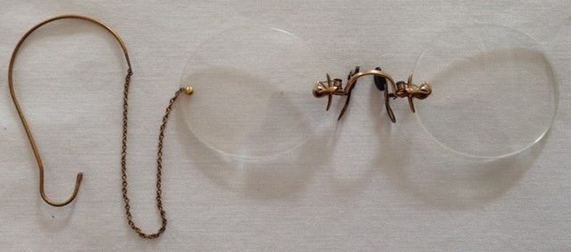 pince nez with chain