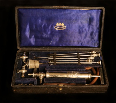Syringe outfit in case; Arnold & Sons; 1939; STMEA:A.4097