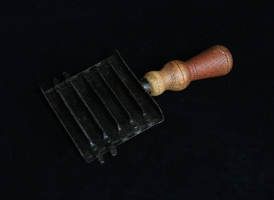 Curry comb; STMEA:A.1147