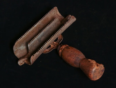 Curry comb; STMEA:A.4834