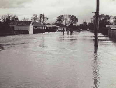 Photograph [1978 Flood, Argyle Street, Mataura]; Henderson, Keith Raymond; 1973; MT2017.18.37 