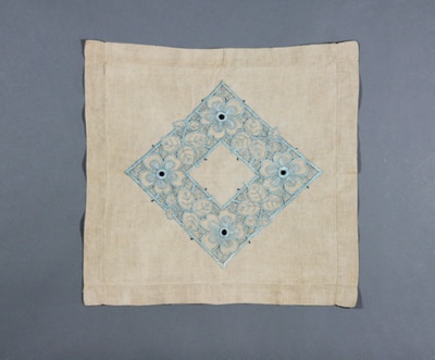 Cushion cover; McGowan, Elizabeth [Bessie]; 1900-1927; MT2014.9.3