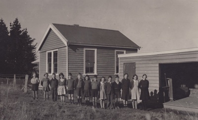 Photograph [Ferndale School and children]; unknown photographer; 1940s-1950s; MT2011.185.394