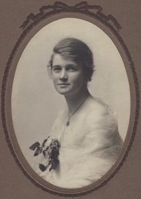 Photograph [Miss Muriel Ross]; Mora Studio, The (Gore); 1914; MT2011.185.252