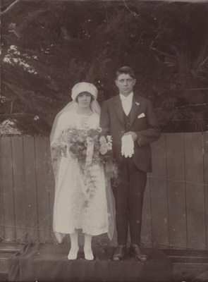 Photograph [Wedding Portrait, Stanley & Clara Kinzett] ; unknown photographer; 09.04.1924; MT2011.185.490
