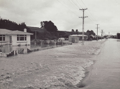 Photograph [1978 Flood, Kana Street, Mataura]; Henderson, Keith Raymond; 1973; MT2017.18.5