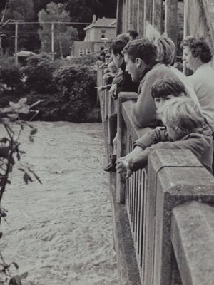 Photograph [1978 Flood, Spectators on Mataura  Bridge]; Henderson, Keith Raymond; 1973; MT2017.18.35 