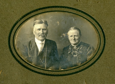 Photograph [Robert Clearwater and his wife Alice Clearwater (nee Geary)]; Mora Studio, The (Gore); 1915 ; MT2017.11.3 