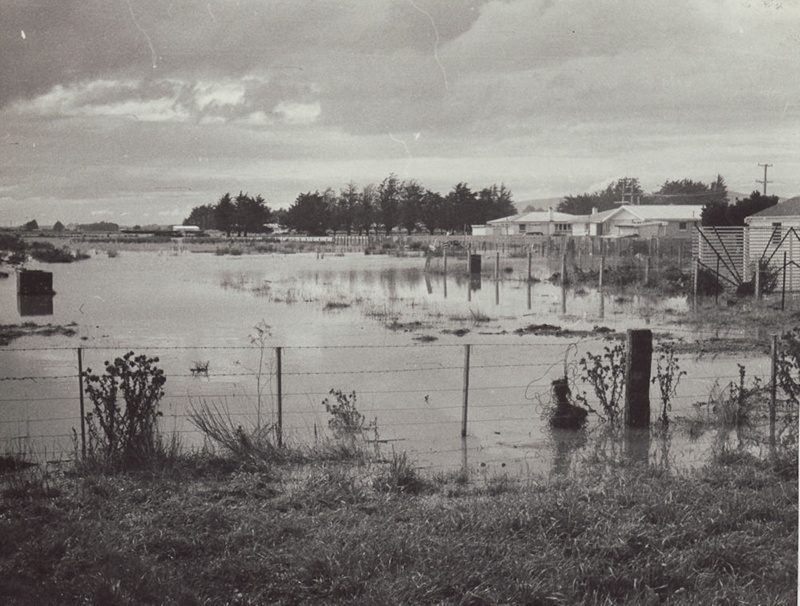 Photograph [1978 Flood, Rear of McConnell Street, Mataura]; Henderson ...