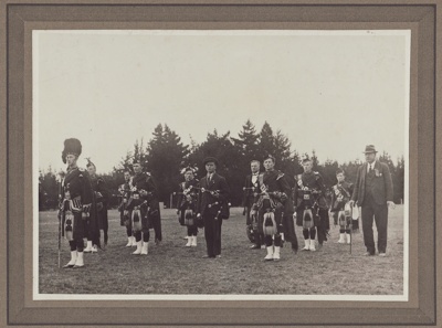 Photograph [Mataura Kilties Pipe Band]; unknown photographer; 04.08.1935; MT2014.36.19 