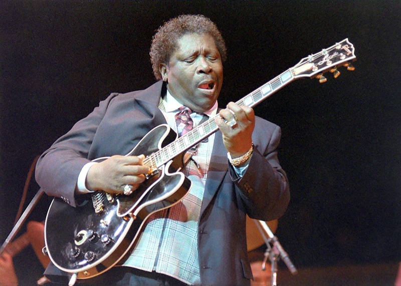 BB KING ONSTAGE AT FAIRFIELD HALLS CROYDON 17th MARCH 1989 - PHOTO