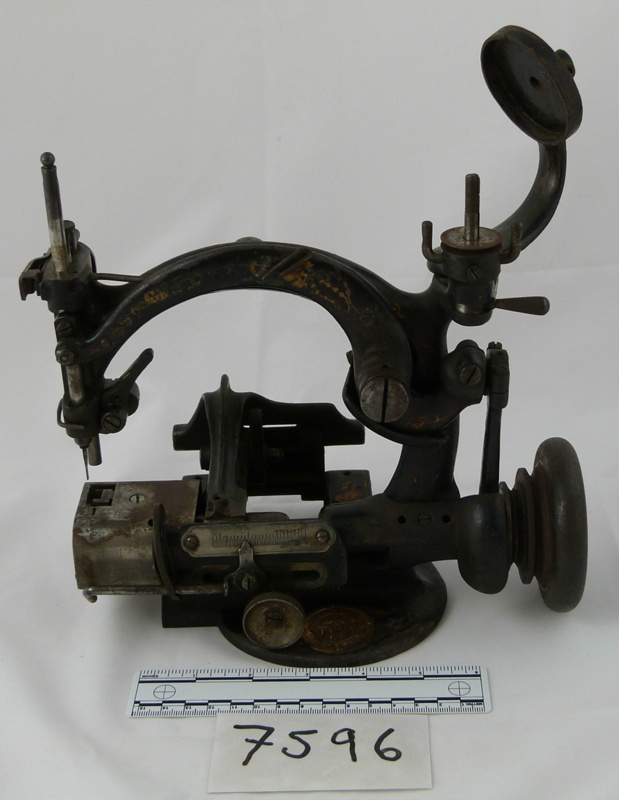 Strawhat sewing machine; 7596 eHive