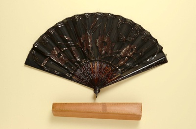 Folding Fan & Box; c. 1900; LDFAN2010.132.A & LDFAN2010.132.B