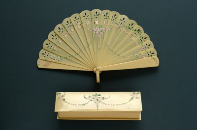 Brisé Fan & Box; c.1924; LDFAN2003.82A.Y & LDFAN2003.82B.Y