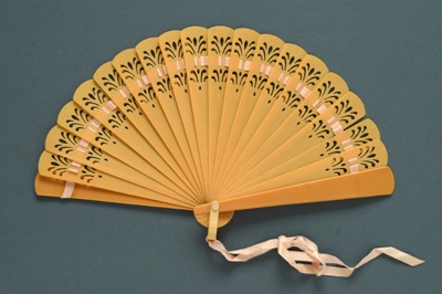 Brisé Fan; c. 1930s; LDFAN2003.76.Y