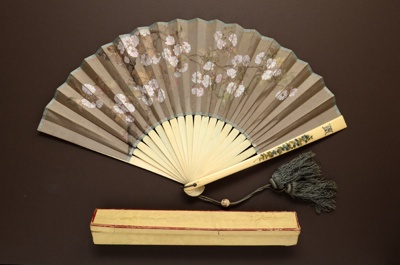 Folding Fan & Box; 1880s; LDFAN2006.49.A & LDFAN2006.49.B