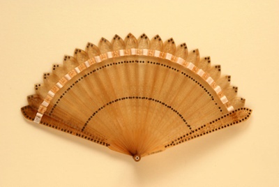 Horn Brisé Fan; c.1820s; LDFAN1999.17