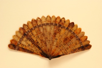 Horn Brisé Fan; c.1820; LDFAN2006.92