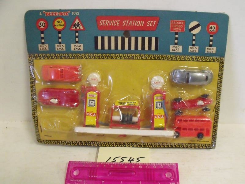 Toy service station set; BlueBox Toys; R15545 eHive