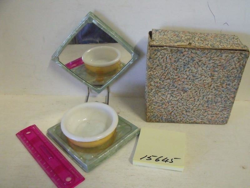 Boxed shaving mirror; R15645 eHive